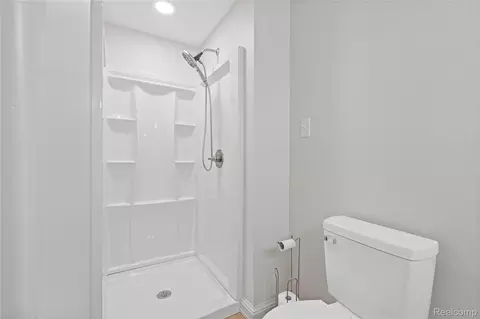 Bath - 8240 Hampton Rd, Grosse Ile, MI 48138 photo 4 of 5
