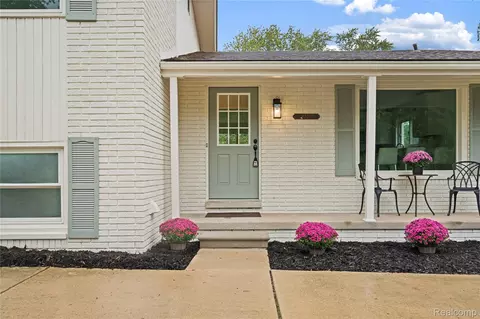 Exterior - 8240 Hampton Rd, Grosse Ile, MI 48138 photo 2 of 5