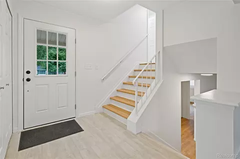 Entry Way - 8240 Hampton Rd, Grosse Ile, MI 48138 photo 2 of 5