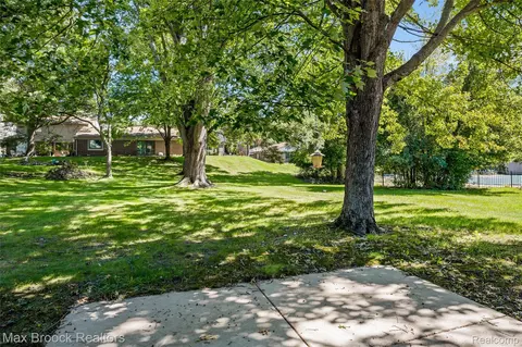 Exterior - 29764 Farmbrook Villa Ln, Southfield, MI 48034 photo 4 of 10