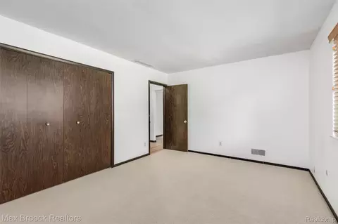 Bedroom - 29764 Farmbrook Villa Ln, Southfield, MI 48034 photo 3 of 4