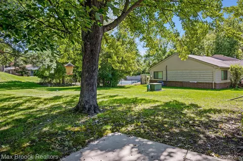 Exterior - 29764 Farmbrook Villa Ln, Southfield, MI 48034 photo 5 of 10