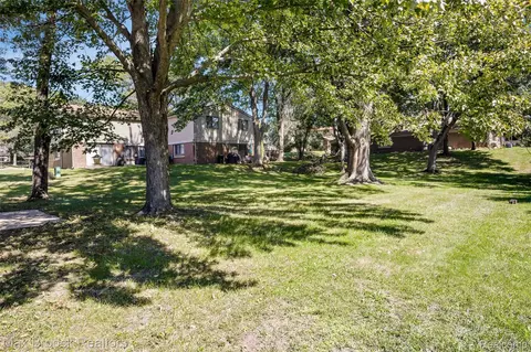 Exterior - 29764 Farmbrook Villa Ln, Southfield, MI 48034 photo 8 of 10