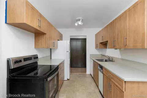 Kitchen - 29764 Farmbrook Villa Ln, Southfield, MI 48034 photo 2 of 3