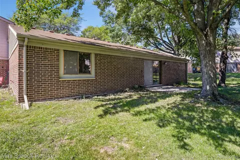 Exterior - 29764 Farmbrook Villa Ln, Southfield, MI 48034 photo 7 of 10