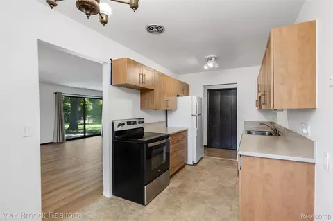 Kitchen - 29764 Farmbrook Villa Ln, Southfield, MI 48034 photo 3 of 3