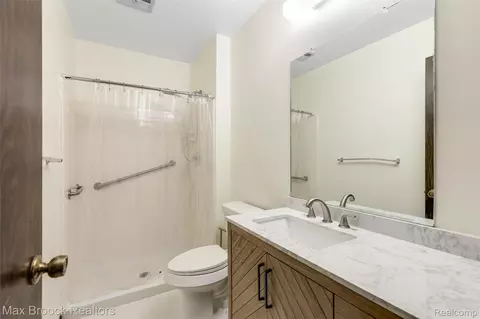 Bath - 29764 Farmbrook Villa Ln, Southfield, MI 48034 photo 1 of 3
