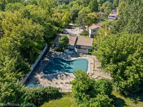 Exterior - 29764 Farmbrook Villa Ln, Southfield, MI 48034 photo 9 of 10
