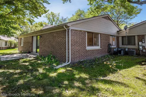 Exterior - 29764 Farmbrook Villa Ln, Southfield, MI 48034 photo 6 of 10
