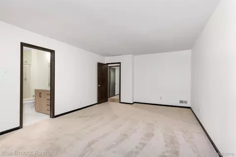 Bedroom - 29764 Farmbrook Villa Ln, Southfield, MI 48034 photo 2 of 4