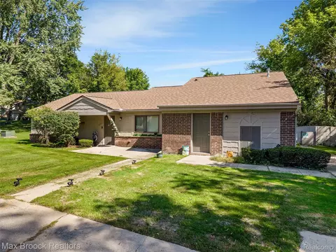 Exterior - 29764 Farmbrook Villa Ln, Southfield, MI 48034 photo 10 of 10
