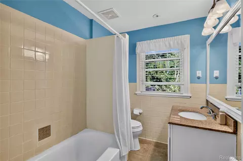 Bath - 1258 Bedford Rd, Grosse Pointe Park, MI 48230 photo 2 of 3
