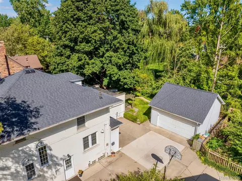 Exterior - 1258 Bedford Rd, Grosse Pointe Park, MI 48230 photo 8 of 9