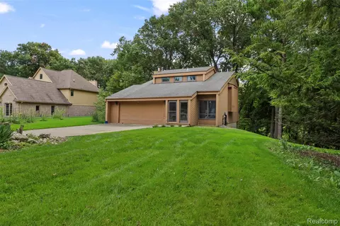 20 Lakeview Dr, Oxford, MI 48370