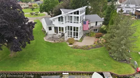 4614 Claudia Dr, Waterford, MI 48328