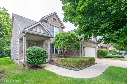5808 Windstar Cir, Waterford, MI 48327