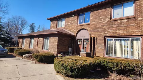 35312 Northmont Dr, Farmington Hills, MI 48331