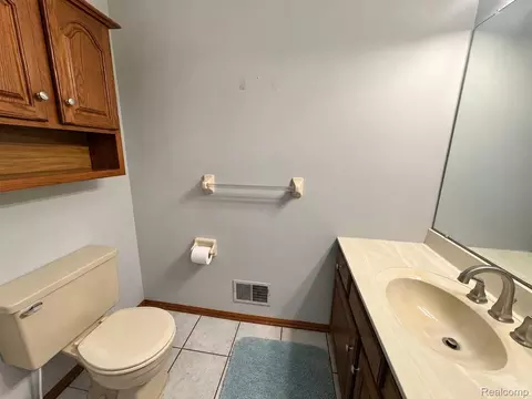 Bath - 112 Riverview Blvd, Flushing, MI 48433 photo 2 of 3