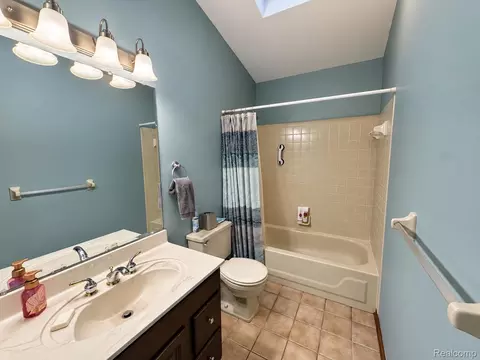 Bath - 112 Riverview Blvd, Flushing, MI 48433 photo 1 of 3