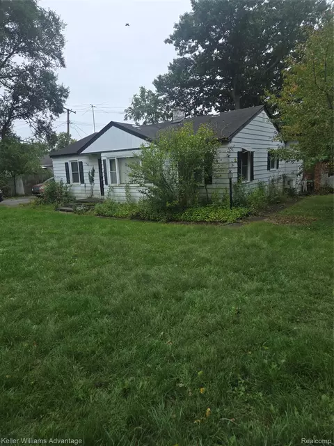 3835 Oak Knoll Rd, Waterford, MI 48328