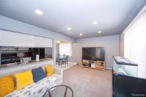 29512 Brentwood St, Southfield, MI 48076