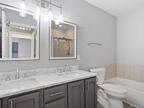 Bath - 1528 Devon Ln, Troy, MI 48084 photo 2 of 5