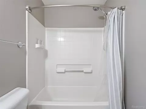 Bath - 1528 Devon Ln, Troy, MI 48084 photo 5 of 5