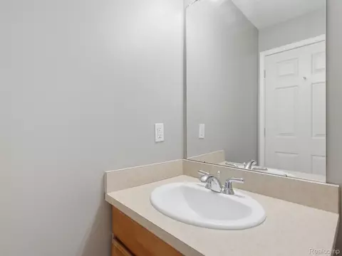 Bath - 1528 Devon Ln, Troy, MI 48084 photo 4 of 5