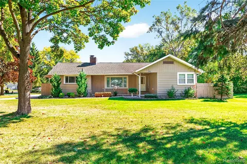 21263 Meridian Rd, Grosse Ile, MI 48138
