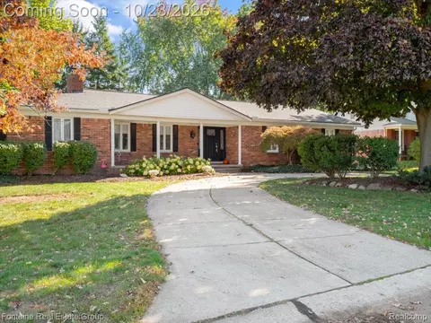 36984 Heatherton Dr, Farmington, MI 48335
