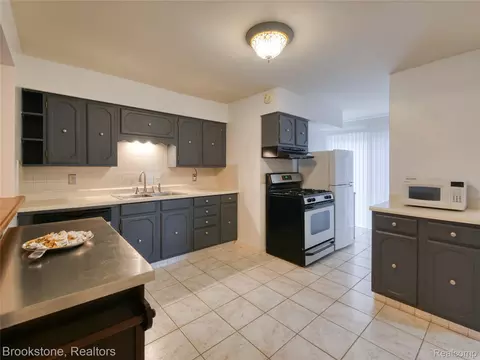 Kitchen - 3023 Baker Hts, Grand Blanc, MI 48507 photo 2 of 3
