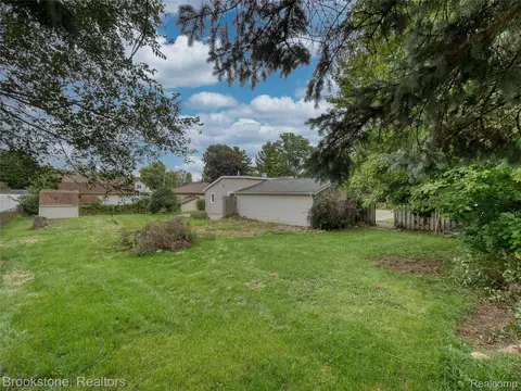 Exterior - 3023 Baker Hts, Grand Blanc, MI 48507 photo 3 of 4