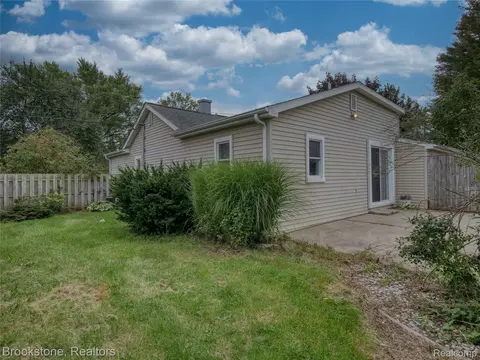 Exterior - 3023 Baker Hts, Grand Blanc, MI 48507 photo 2 of 4