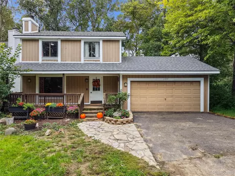 1490 Midwood Dr, White Lake, MI 48386