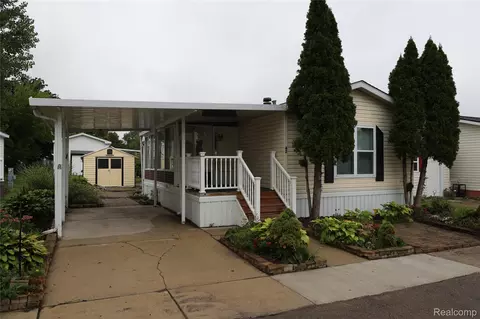 42 Brentwood Dr, White Lake, MI 48386