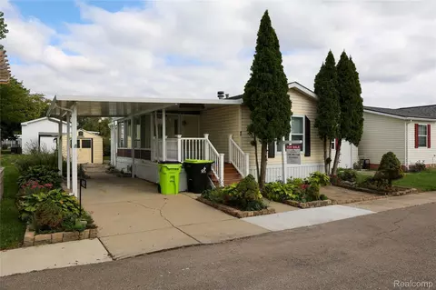 42 Brentwood Dr, White Lake, MI 48386