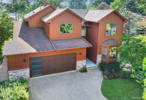 4850 Lockhart St, West Bloomfield, MI 48323