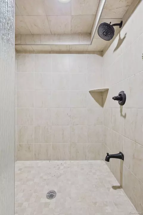 Bath - 18116 Outer Dr, Dearborn, MI 48128 photo 7 of 8