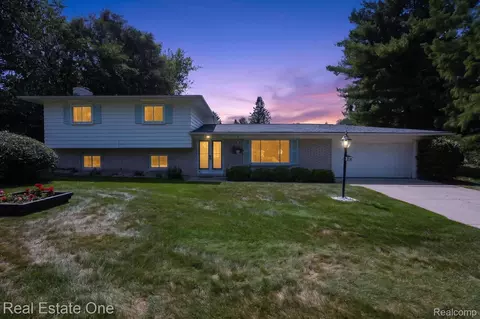 219 Allen Lake Dr, White Lake, MI 48386