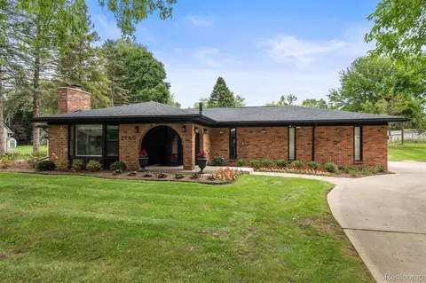 2780 Candlewick Dr, Orion, MI 48359