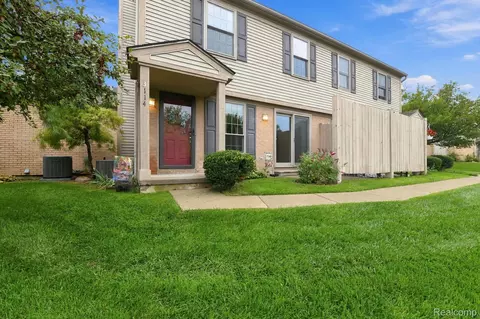 3114 Hidden Trl, Waterford, MI 48328