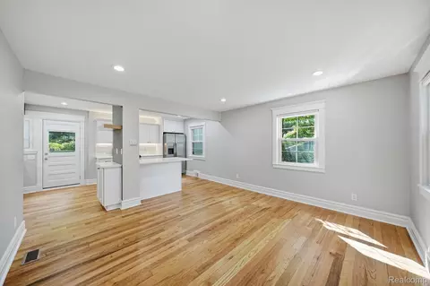 Living - 1684 Graefield Rd #60, Birmingham, MI 48009 photo 1 of 3