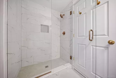 Bath - 1684 Graefield Rd #60, Birmingham, MI 48009 photo 1 of 4