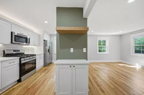 Kitchen - 1684 Graefield Rd #60, Birmingham, MI 48009 photo 3 of 4