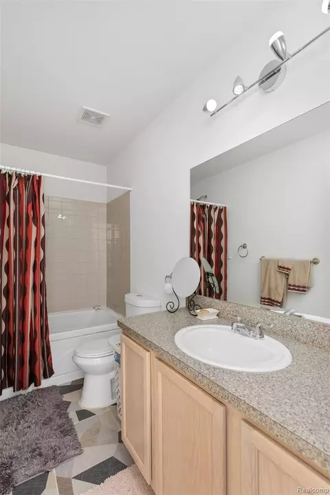 Bath - 3521 Whitaker Dr, Melvindale, MI 48122 photo 4 of 6