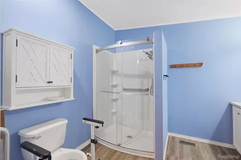 Bath - 5486 Spring Creek Dr, Howell, MI 48843 photo 2 of 3