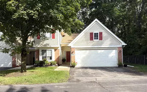 6541 Pembrook Dr, Westland, MI 48185