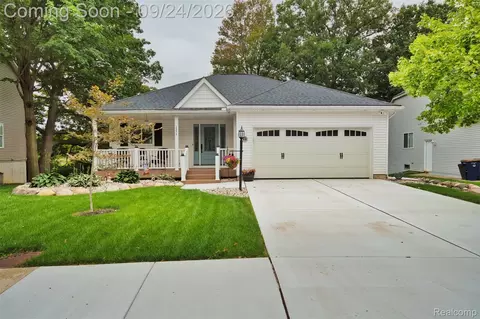1355 Sherwood Forest Ct, Waterford, MI 48327