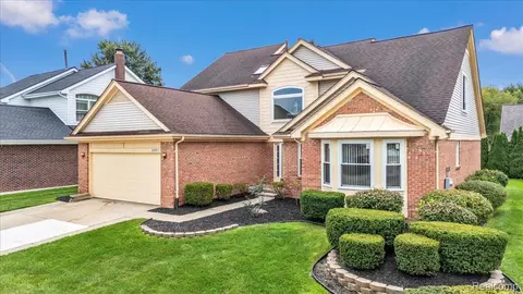 22291 Churchview Dr, Woodhaven, MI 48183