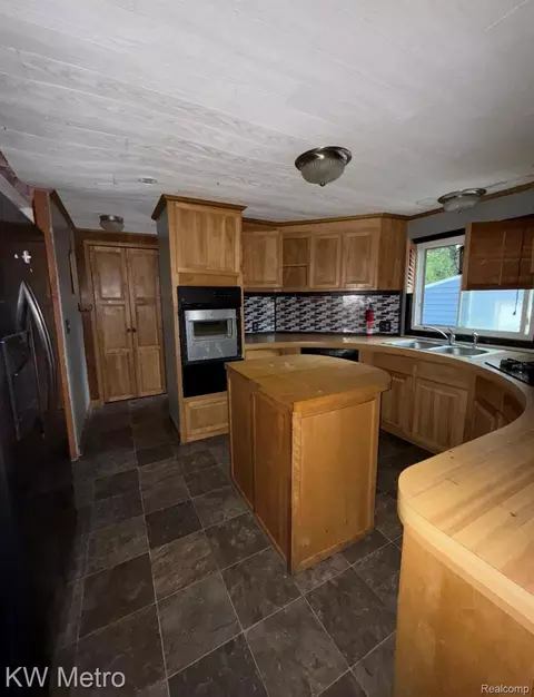 Kitchen - 5552 Cherokee Bnd, Genoa, MI 48843 photo 1 of 2